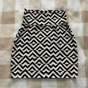 Victoria's Secret Black and White Geometric Pencil Skirt